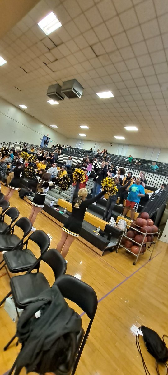 EmilyCathey's tweet photo. A solid game of defense and rebounding  for our 8th grade girls. They pulled away with a 26-20 win against Warrenton. Whew, nice job Hornets! @FPSActivities #fultonproud #fmsteach https://t.co/4ab9ykz31p