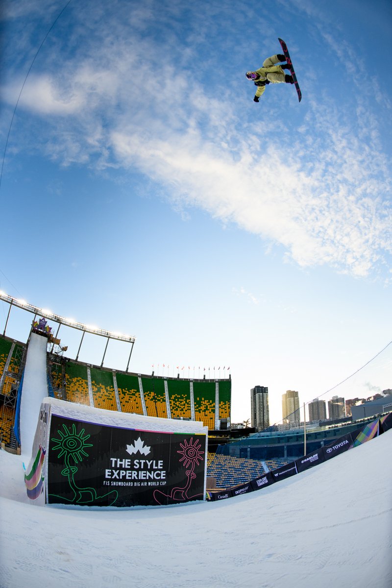 fissnowboard's tweet photo. The Style Experience Big Air World Cup is going down in a big way today at Edmonton’s 🇨🇦 Commonwealth Stadium, with men’s semifinals on at 14:30, women’s finals at 17:30, and men’s finals shutting things down at 19:00 local time!

#styleexperience #fissnowboard https://t.co/vJz2penudb