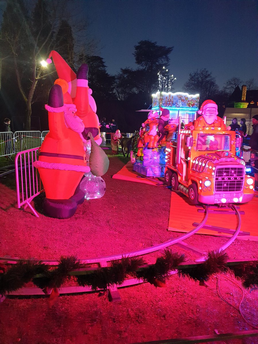 edith_sagroun's tweet photo. Noël au jardin #villedesaintcloud les enfants sont heureux et les parents se retrouvent autour d'une boisson chaude https://t.co/jy0JWtSwuE