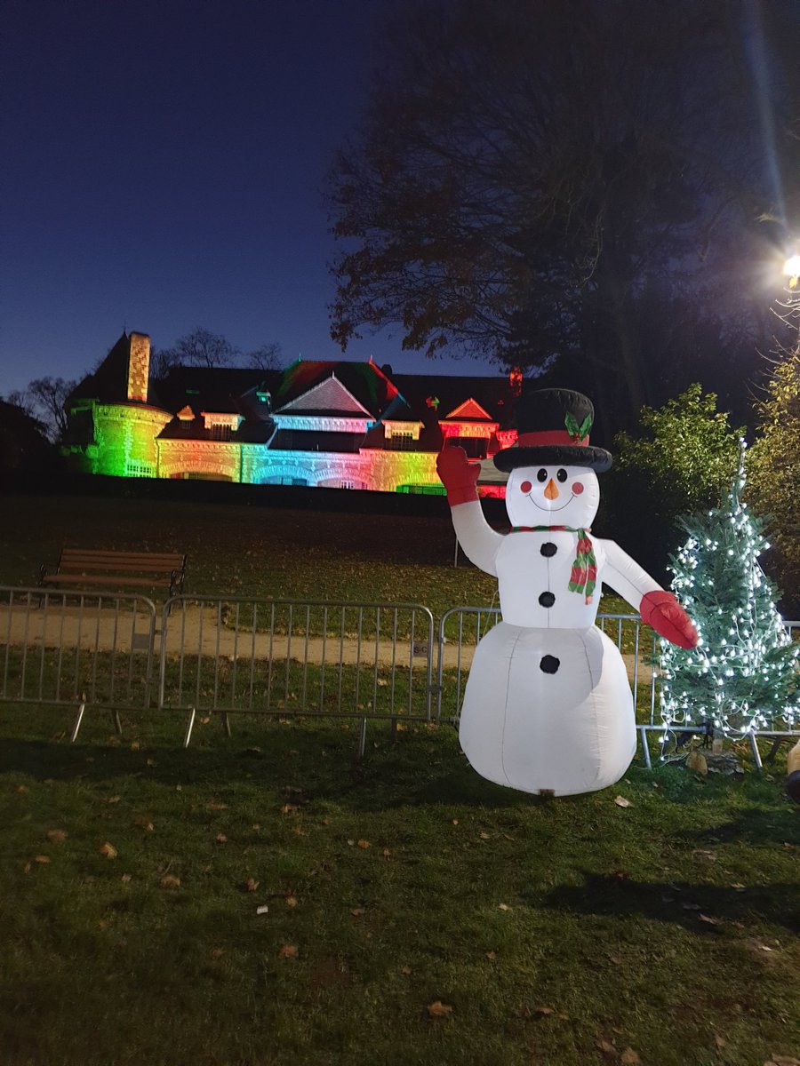 edith_sagroun's tweet photo. Noël au jardin #villedesaintcloud les enfants sont heureux et les parents se retrouvent autour d'une boisson chaude https://t.co/jy0JWtSwuE