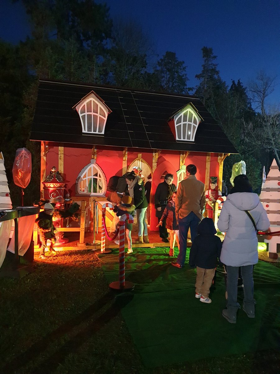 edith_sagroun's tweet photo. Noël au jardin #villedesaintcloud les enfants sont heureux et les parents se retrouvent autour d'une boisson chaude https://t.co/jy0JWtSwuE
