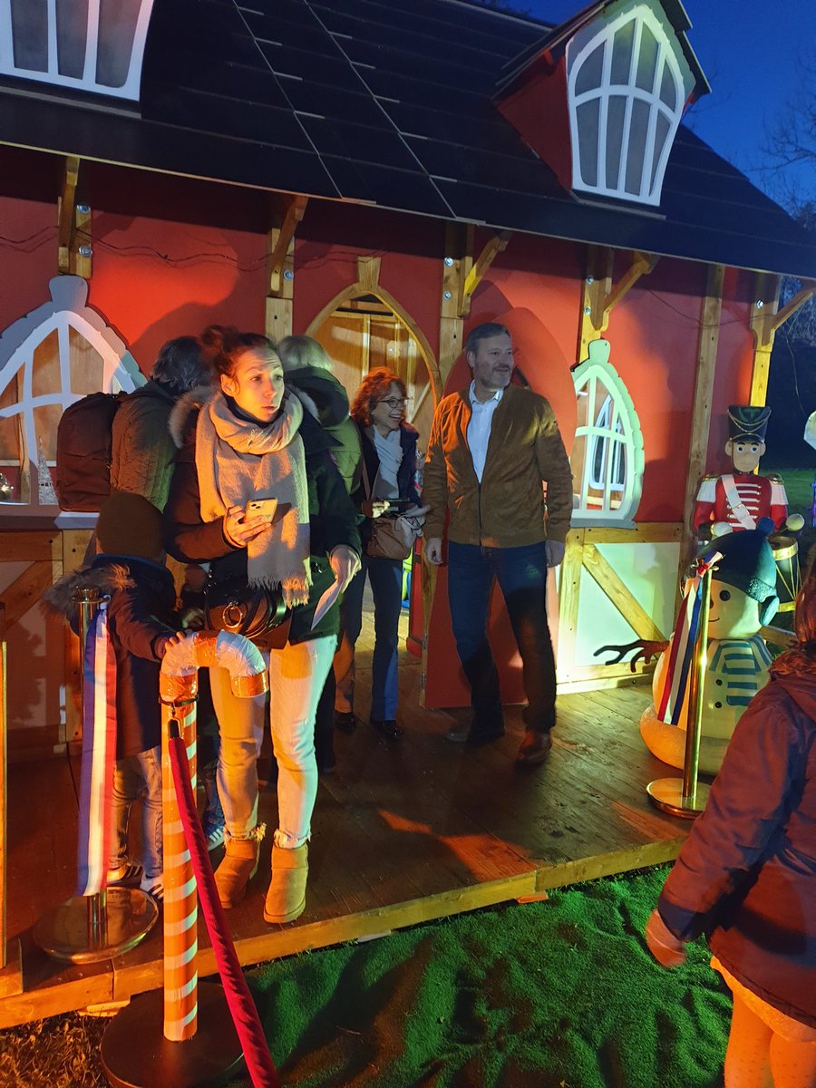 edith_sagroun's tweet photo. Noël au jardin #villedesaintcloud les enfants sont heureux et les parents se retrouvent autour d'une boisson chaude https://t.co/jy0JWtSwuE