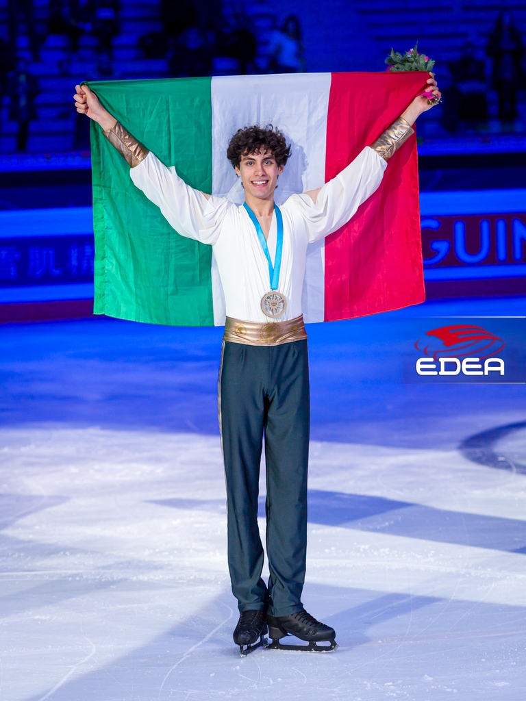 edeaskates's tweet image. ISU Junior Grand Prix Final 2022/23 - Junior Men Result ⁠
Congratulations #edeafamily!👏🏽👏🏽⁠
🥇Nikolaj MEMOLA 🇮🇹
🥈Lucas BROUSSARD 🇺🇸
🥉Nozomu YOSHIOKA 🇯🇵
4 Shunsuke NAKAMURA 🇯🇵
5 Robert YAMPOLSKY 🇺🇸
#edeaskates #GPFinal22 #FigureSkating #MadeOfStars #GPFigure #JGPFigure