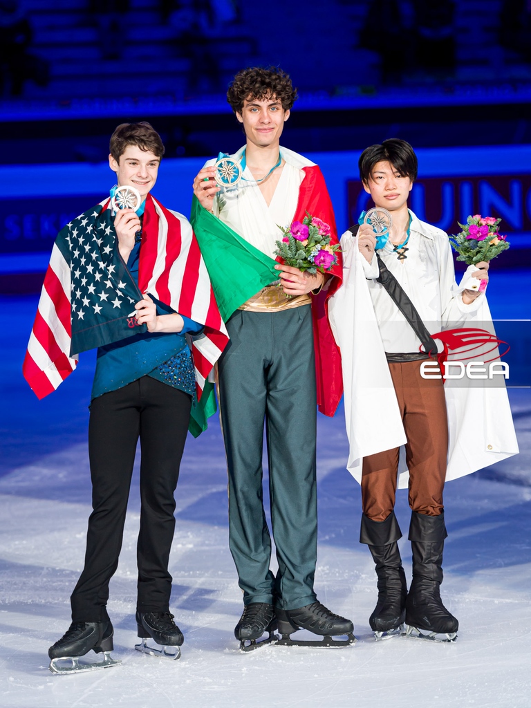 edeaskates's tweet image. ISU Junior Grand Prix Final 2022/23 - Junior Men Result ⁠
Congratulations #edeafamily!👏🏽👏🏽⁠
🥇Nikolaj MEMOLA 🇮🇹
🥈Lucas BROUSSARD 🇺🇸
🥉Nozomu YOSHIOKA 🇯🇵
4 Shunsuke NAKAMURA 🇯🇵
5 Robert YAMPOLSKY 🇺🇸
#edeaskates #GPFinal22 #FigureSkating #MadeOfStars #GPFigure #JGPFigure