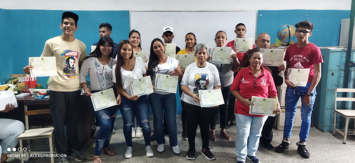 misionribasarag's tweet photo. U.E Felipe Guevara Rojas Mpio. Girardot #MisiónRibasAragua realizó 36° Promoción de nuevos bachilleres Felicidades Vencedores por sus logros académicos #NecesarioEsVencer
#BolívarPorSiempre
@NicolasMaduro 
@_LaAvanzadora 
@Soykarinacarpio 
@leoalvacabrera 
@m_ribasnacional https://t.co/KGk38OeQm6