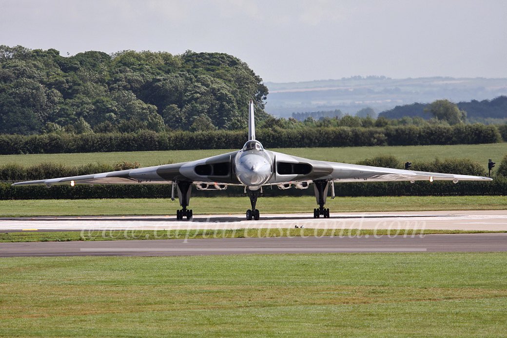 captureasecond's tweet photo. Vulcan XH558. #vulcan #xh558 #deltalady #jet #aircraft #aeroplane #noordinaryjob #aviation #avgeek #captureasecond #aviationlife #planephotography #loop #mil #military #twittervforce https://t.co/evx4obygSb