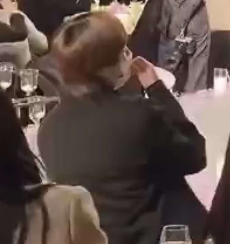 المهم كل الحلوين كانوا حاضرين وجالسين بنفس الطاولة <جونقكوك وجين وايو >🥹🥹🥹