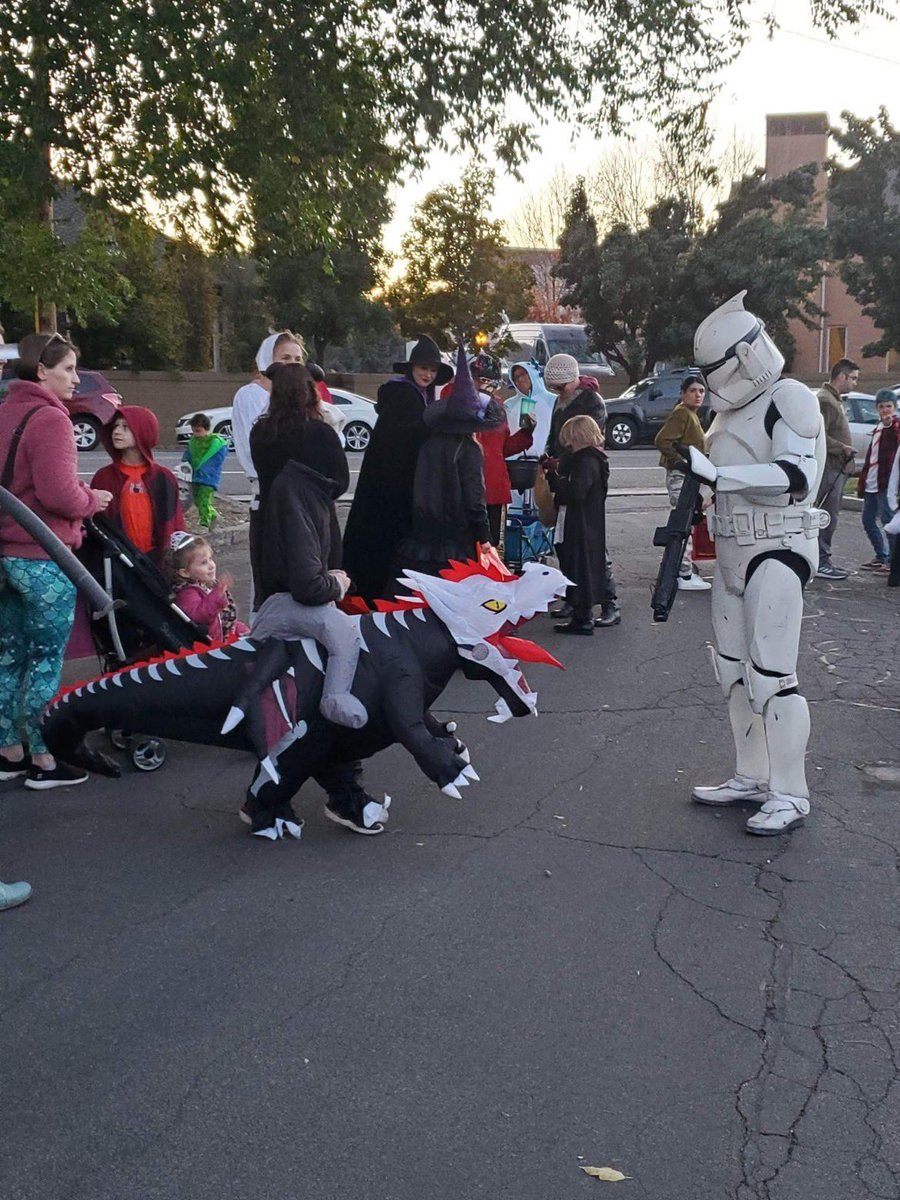 creativemechncs's tweet photo. I meant to finish this forever ago, but here’s a reimagining of an encounter I had last October during a troop at a Haunted Woods event.
.
#clonetrooper #starwars #starwarscosplay #clone #clonephase1 #clonetroopercosplay #badbatch #thebadbatch #dragon #krayt #monster #cinematic https://t.co/d6XaFOh6gL