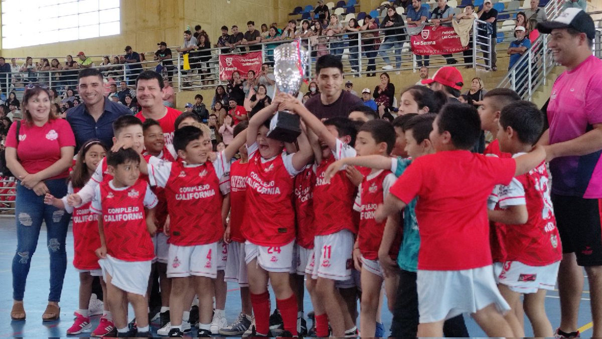DPRCoquimbo's tweet photo. Campeones y campeonas!

Academias y Escuelas de Fútbol Asociadas #ACEFA premia a clubes de la región en diversas categorías.
Nuestro Delegado @QuezadaGaete participó del acto de premiación, que contó con una masiva concurrencia.
Felicidades!
#Coquimbo
#LaSerena
#Ovalle https://t.co/HGLyIUlw1A