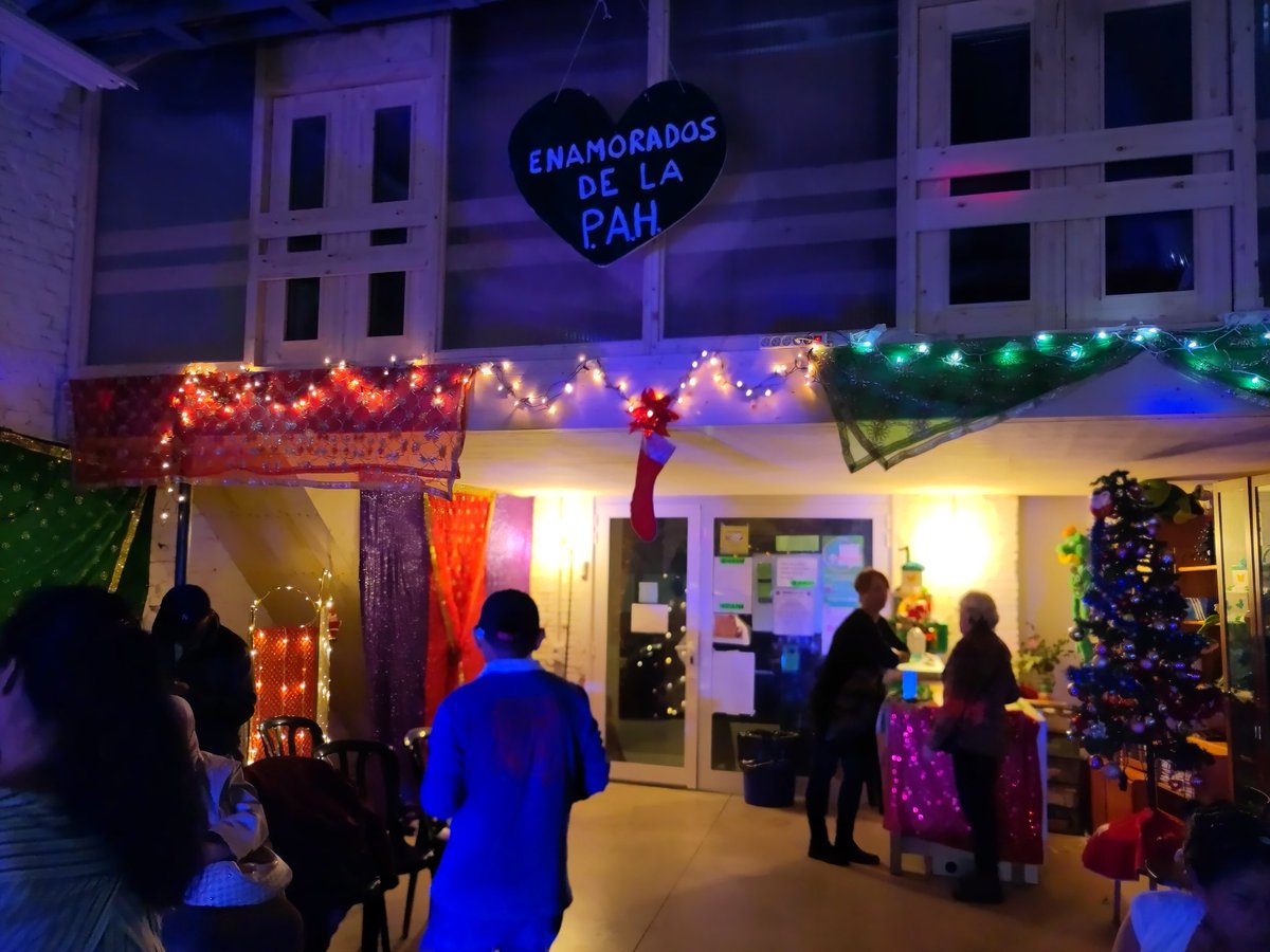 PAH_BCN's tweet photo. #NavidadEsAlegria, así que hoy celebramos nuestra fiesta con la alegría que nos caracteriza, porque los desahucios se paran y las sociedades cambian cuando generamos vínculos. En la fiesta estamos juntas y juntas es cuando somos fuertes, ¡Sí Se Puede! https://t.co/xXe74hU28d