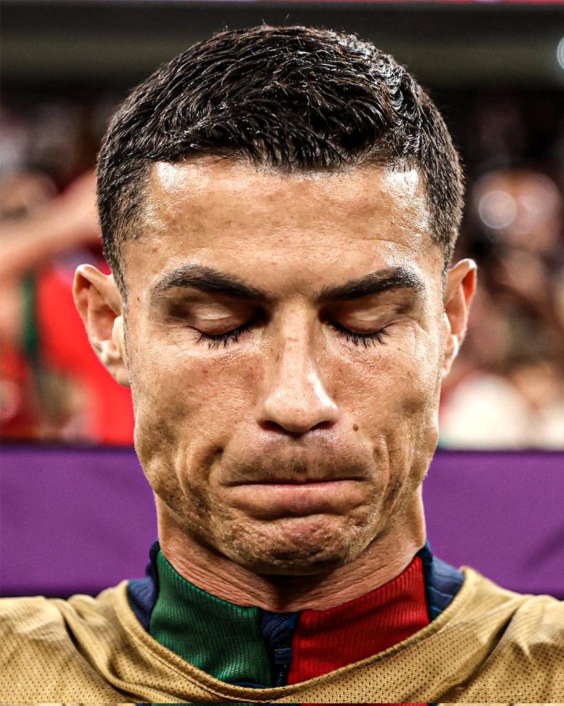 Donquixcorazon's tweet photo. Des girouettes sont passés de: "Ronaldo est finito.. Manchester joue mieux sans lui...Portugal joue mieux sans lui..."

À : "Il ne mérite pas ça..."

Et quand il prendra sa retraite c'est ces mêmes hypocrites là qui diront "qu'il a été le meilleur dans ce sport"  🐐

💔 https://t.co/QNB4N7pT2V