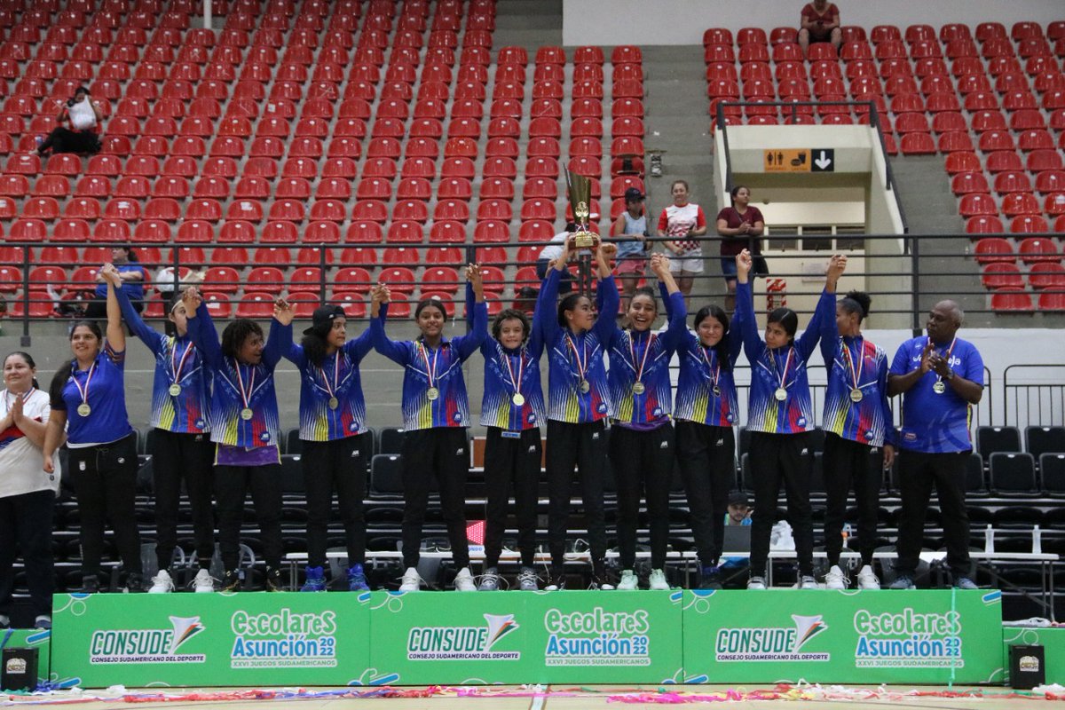 escolaresASU's tweet photo. #Básquetbol 🏀
➖ Podio - Femenino
🇻🇪 Venezuela 🇻🇪🥇
🇵🇾 Paraguay 🇵🇾🥈
🇧🇴 Bolivia 🇧🇴🥉
#JSEPy🇵🇾 https://t.co/hAaL10VhNN