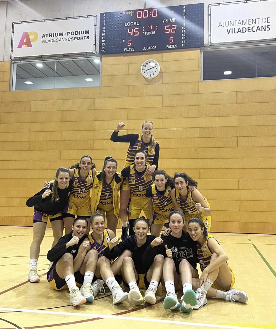 uemataro's tweet photo. 🚨 FINAAAAAAAAAAAAAAAL
🤪 LA 𝗩𝗨𝗜𝗧𝗘𝗡𝗔 ÉS 𝗚𝗥𝗢𝗚𝗔𝗔𝗔𝗔𝗔𝗔𝗔𝗔!

✅ Viladecans 4️⃣5️⃣ - 5️⃣2️⃣ Mataró

🔥 Cop de puny sobre la taula i ens posem 𝗦𝗘𝗚𝗢𝗡𝗘𝗦!
🙌🏻 Victòria d’EQUIP a una de les pistes més complicades de la lliga!

🗣️ Famíiiiiiilia!
#somgrocs💛💜 https://t.co/ejZHWd4bii