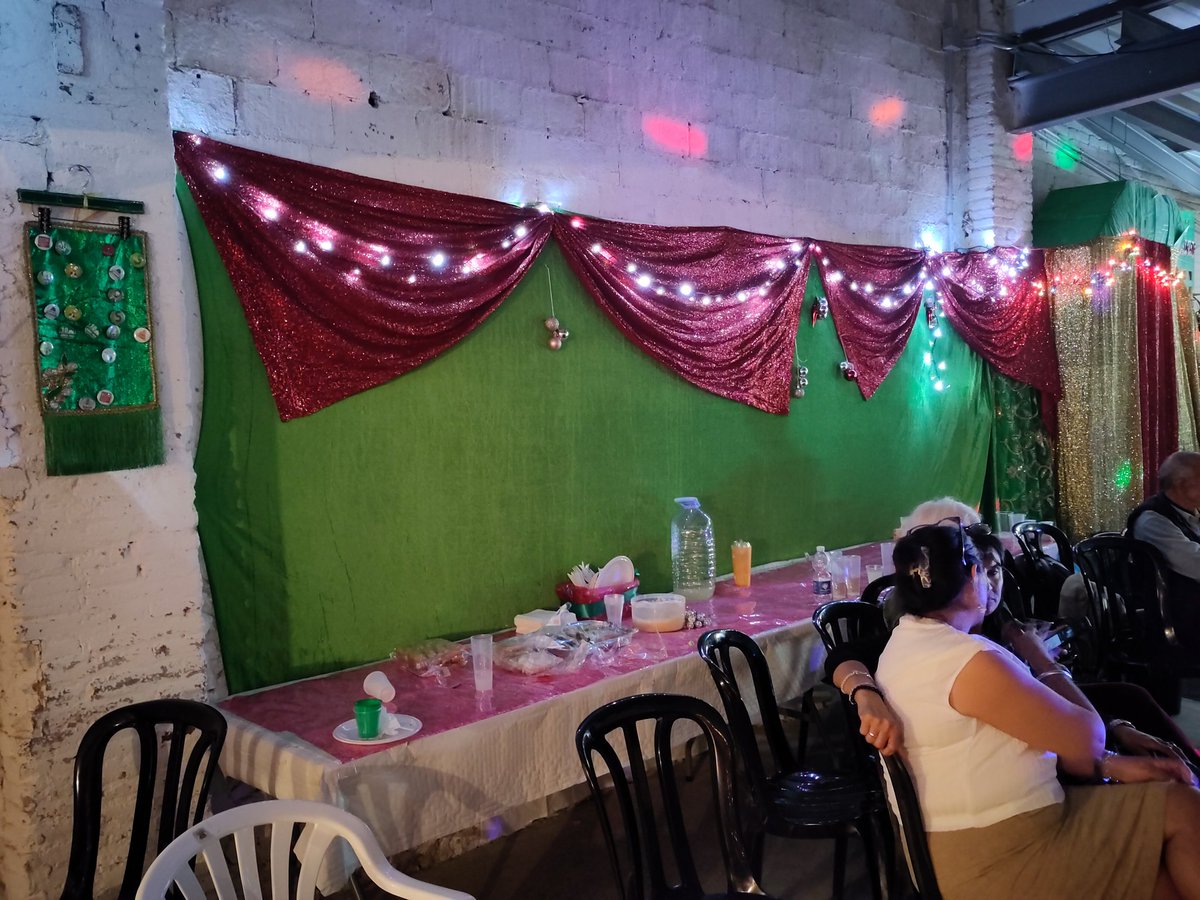 PAH_BCN's tweet photo. #NavidadEsAlegria, así que hoy celebramos nuestra fiesta con la alegría que nos caracteriza, porque los desahucios se paran y las sociedades cambian cuando generamos vínculos. En la fiesta estamos juntas y juntas es cuando somos fuertes, ¡Sí Se Puede! https://t.co/xXe74hU28d