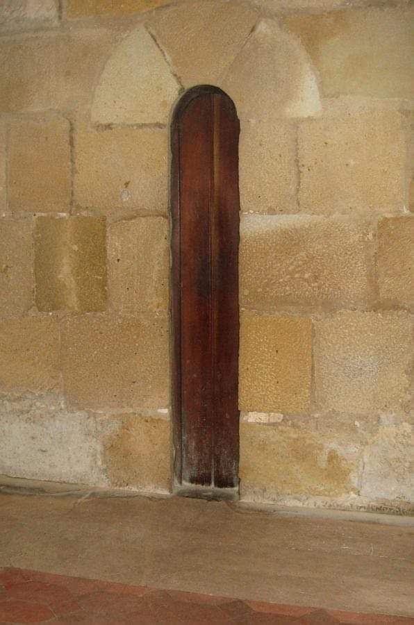 RamellaUgo's tweet photo. Monastero di Santa Maria di Alcobaca Portogallo 1200. Questa strettissima porta larga solo 32 cm. dava accesso al refettorio e chi non riusciva a passare perché troppo grasso era costretto a digiunare. https://t.co/IyK2ji5ooe