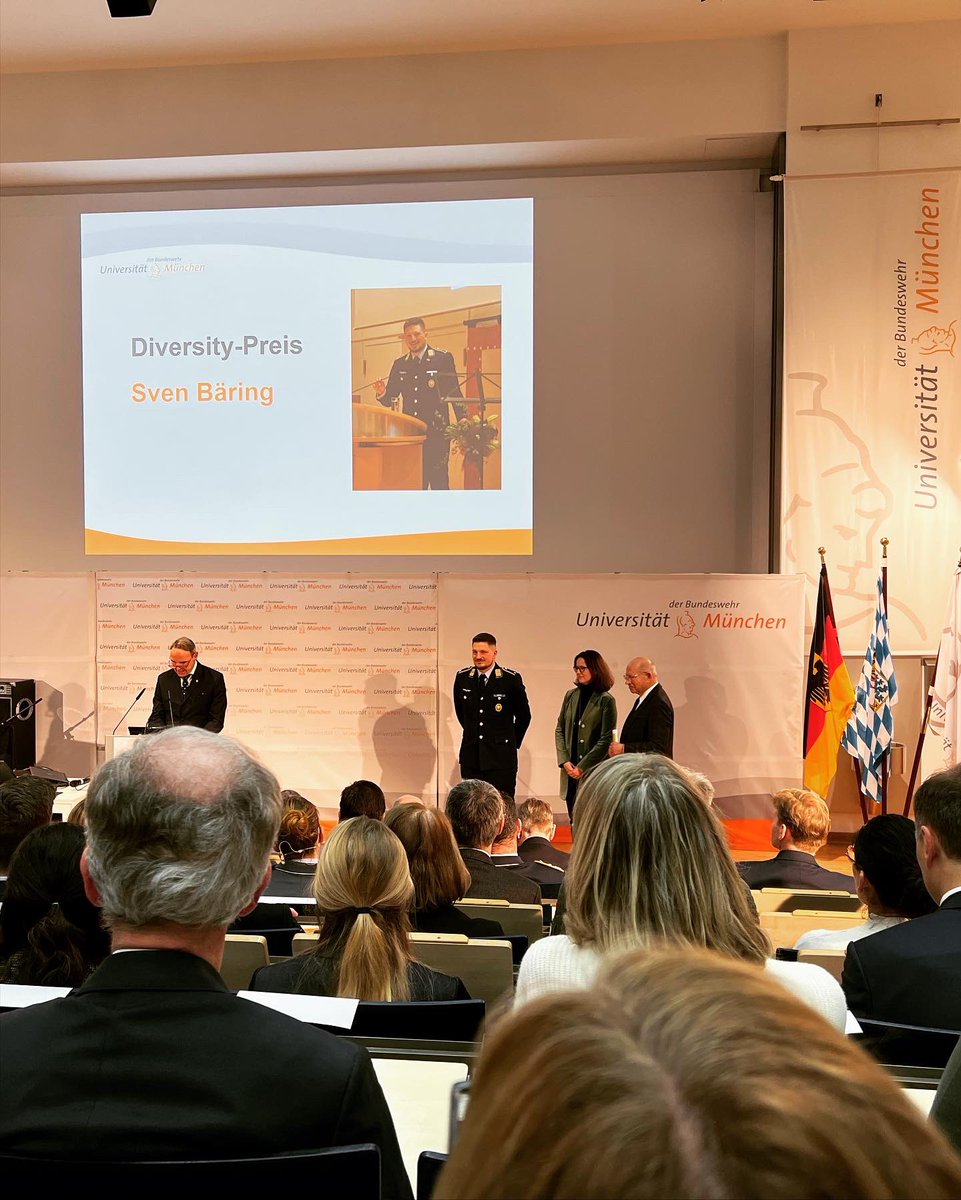 SvenBaering's tweet photo. It’s done!
Masterurkunde und dazu den #Diversity-Preis der @unibw_m für das Engagement mit und für @QueerBw! Danke an alle treuen Diversity-Krieger:innen für eure Unterstützung und die Kraft.
@thomastrede @AnaBiefang
#queer #queermilitary #gay #bundeswehr #schwul #queerbw https://t.co/DQtegARumd