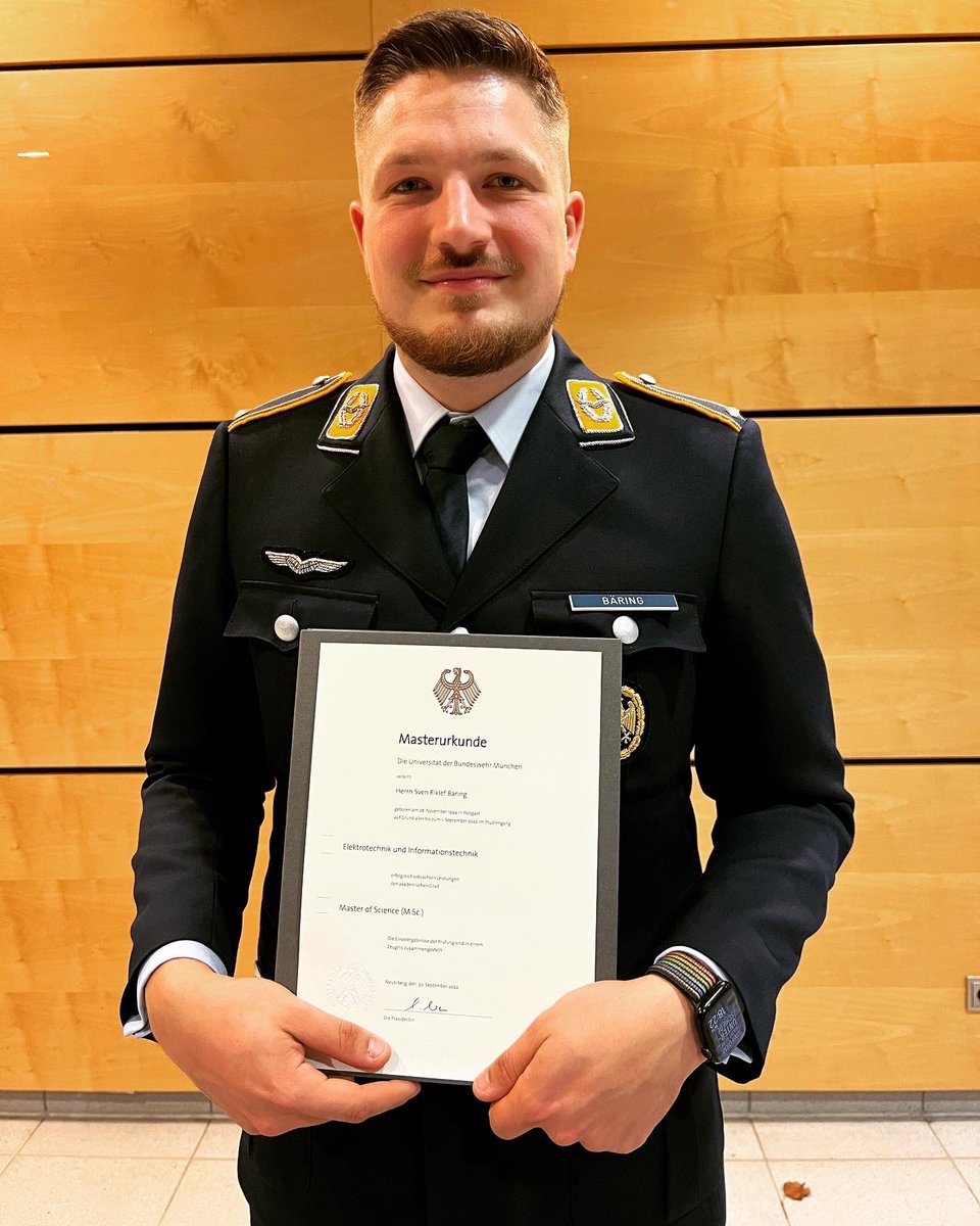 SvenBaering's tweet photo. It’s done!
Masterurkunde und dazu den #Diversity-Preis der @unibw_m für das Engagement mit und für @QueerBw! Danke an alle treuen Diversity-Krieger:innen für eure Unterstützung und die Kraft.
@thomastrede @AnaBiefang
#queer #queermilitary #gay #bundeswehr #schwul #queerbw https://t.co/DQtegARumd