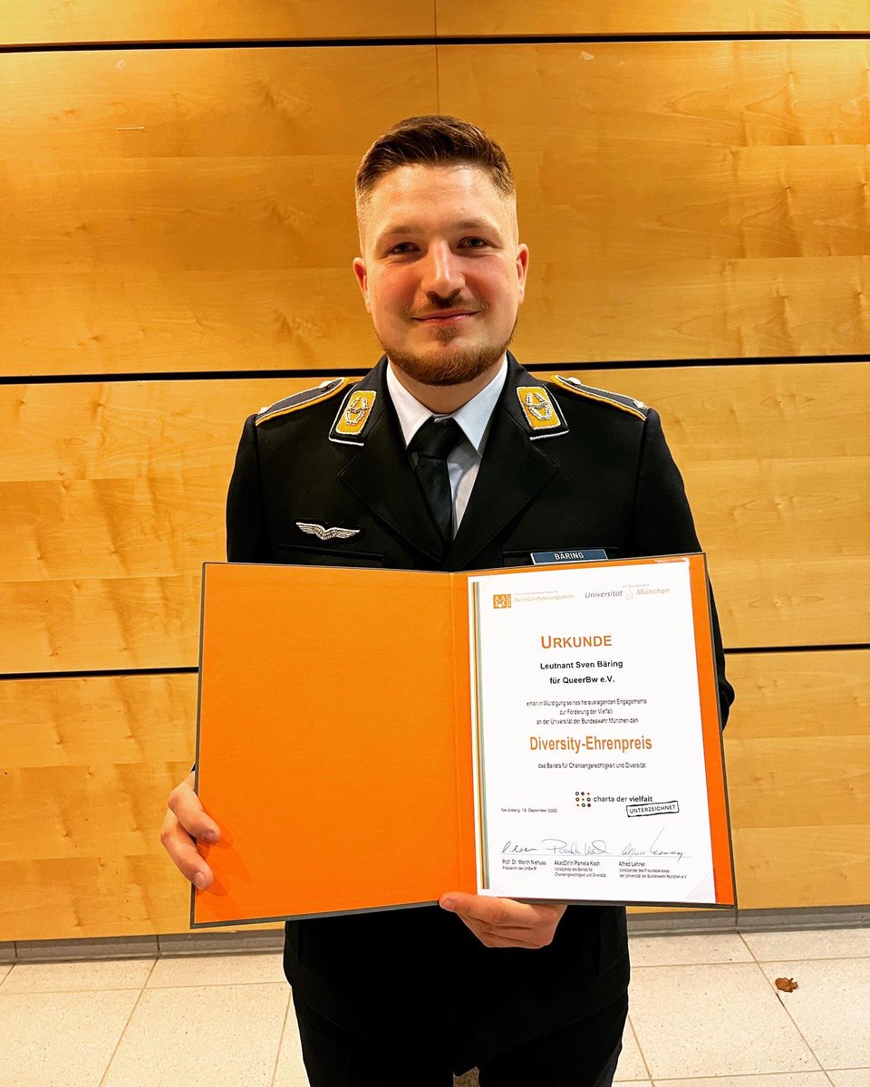 SvenBaering's tweet photo. It’s done!
Masterurkunde und dazu den #Diversity-Preis der @unibw_m für das Engagement mit und für @QueerBw! Danke an alle treuen Diversity-Krieger:innen für eure Unterstützung und die Kraft.
@thomastrede @AnaBiefang
#queer #queermilitary #gay #bundeswehr #schwul #queerbw https://t.co/DQtegARumd