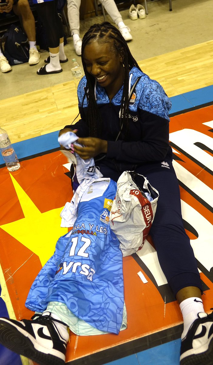 CBAvenida's tweet photo. Y, por cierto, ENORMES GRACIAS a @equipa2sport que nos ha hecho llegar de forma exprés las equipaciones de @monyenwere_ hasta Girona 

🤜🤛💙 https://t.co/KZ2fxujEkR