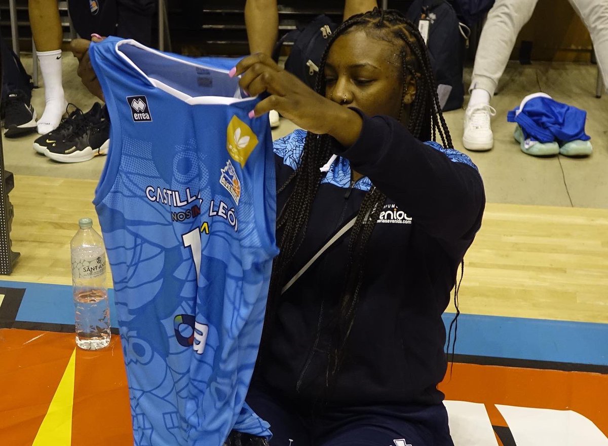 CBAvenida's tweet photo. Y, por cierto, ENORMES GRACIAS a @equipa2sport que nos ha hecho llegar de forma exprés las equipaciones de @monyenwere_ hasta Girona 

🤜🤛💙 https://t.co/KZ2fxujEkR