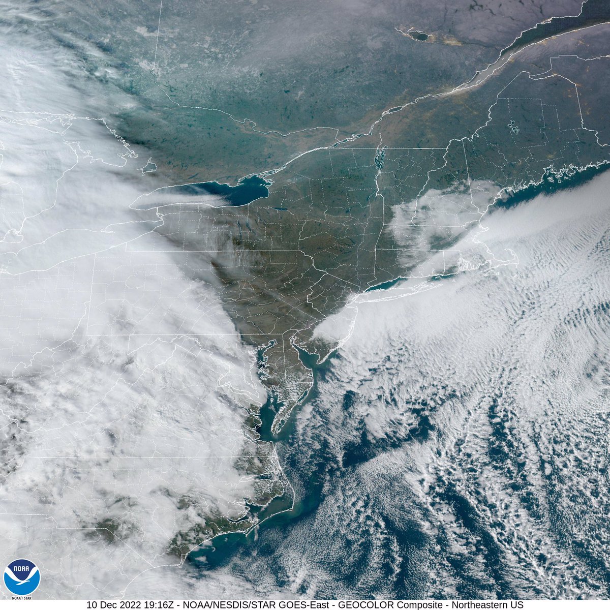 mark_tarello's tweet photo. VIEW FROM SPACE BY SATELLITE: Generous sunshine today across New York. Clouds increase tonight. #NYwx https://t.co/ixN7Igox8P