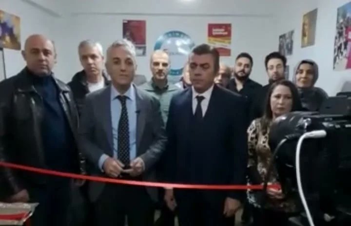 HEKİMSEN Orta Anadolu şubesi Kayseri'de açıldı

Kayseri'de Hekim ve Diğer Sağlık Çalışanları Kamu Sağlık ve Sosyal Hizmetler Sendikası Orta Anadolu Şubesi (HEKİMSEN) düzenlenen etkinlikle açıldı.