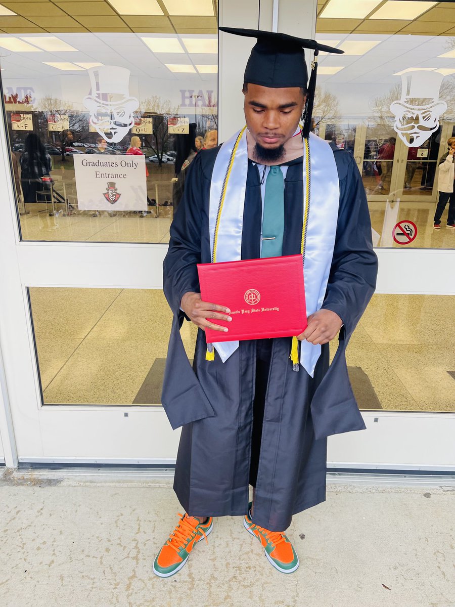 trewill17's tweet photo. Everything go smooth for me, like I got my Masters🎓 #llpops https://t.co/IJgjU37vz6