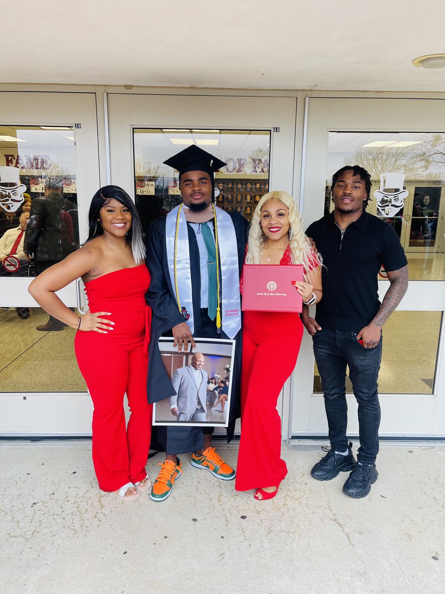 trewill17's tweet photo. Everything go smooth for me, like I got my Masters🎓 #llpops https://t.co/IJgjU37vz6
