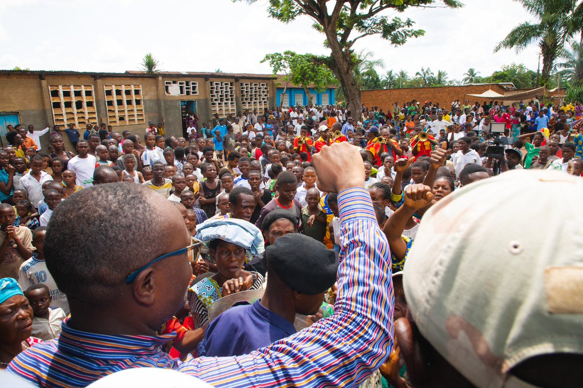 Don des bancs d’élève ce 10/12/ à deux écoles:l’EP. SANGA BANTU et KASANGILA à KANANGA pour contribuer à l’amélioration des conditions de nos enfants qui étudient  à même le sol.Face aux souffrances de notre peuple ni la violence,ni les intimidations ne peuvent nous en dissuader.