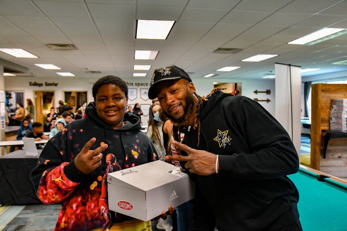 AAAllTheWayFdn's tweet photo. A Walter Payton Man of the Year nominee, Aaron gives a lot back to his communities 🤝

Help him win an extra $25,000 to give back by tweeting #WPMOYChallenge and tag/mention Aaron Jones or retweet this to give him a vote!

#WPMOYChallenge + @Showtyme_33 

@packers | @NFL https://t.co/gFHpzO5KsT