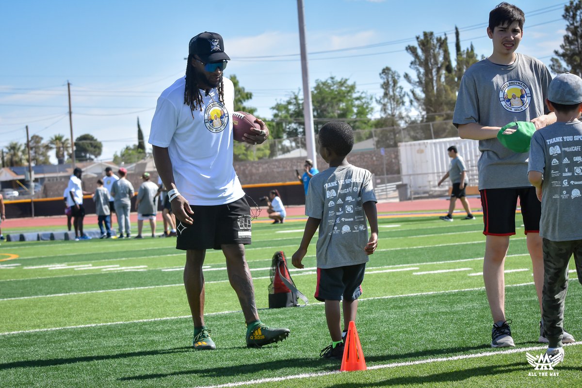 AAAllTheWayFdn's tweet photo. A Walter Payton Man of the Year nominee, Aaron gives a lot back to his communities 🤝

Help him win an extra $25,000 to give back by tweeting #WPMOYChallenge and tag/mention Aaron Jones or retweet this to give him a vote!

#WPMOYChallenge + @Showtyme_33 

@packers | @NFL https://t.co/gFHpzO5KsT