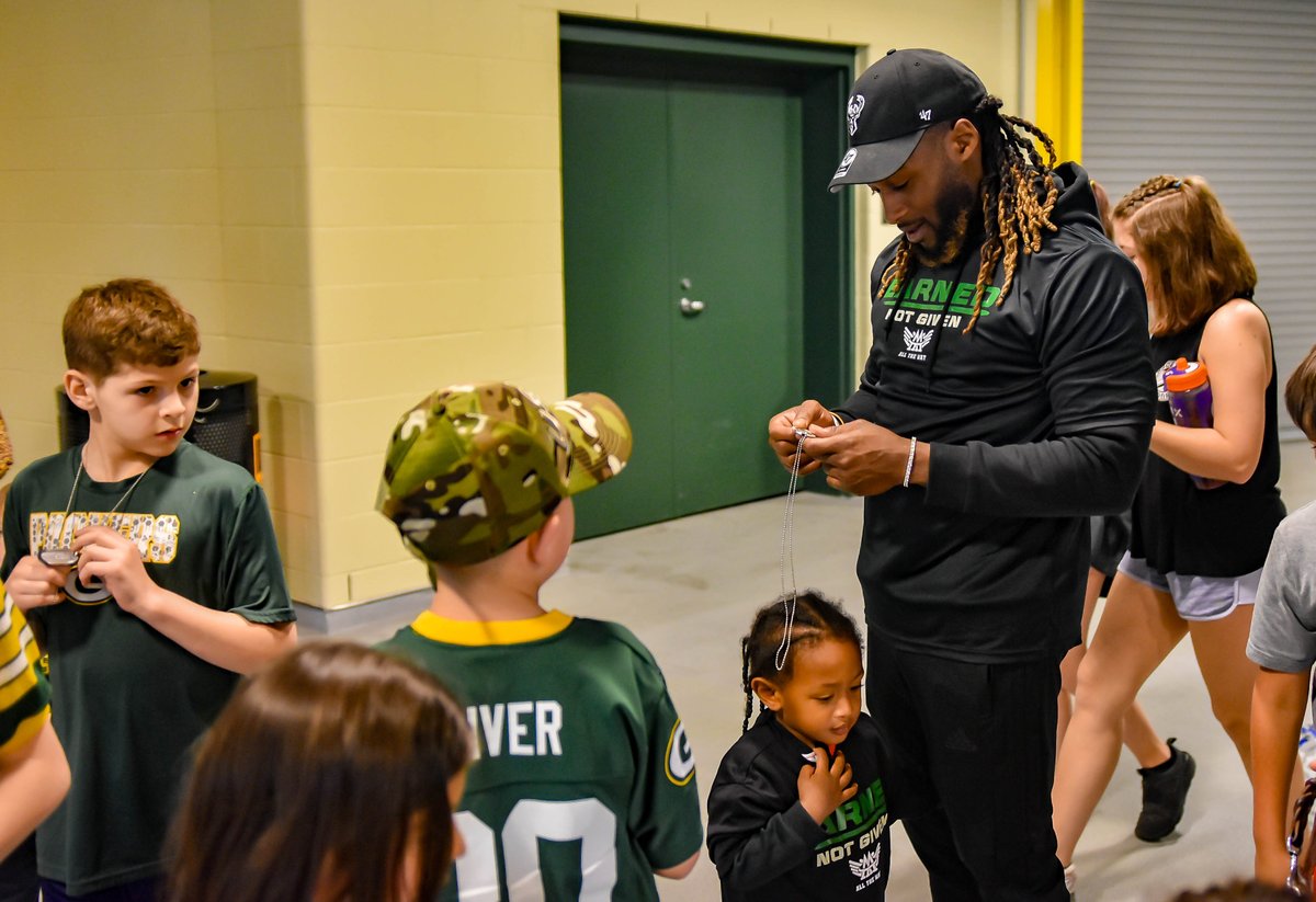 AAAllTheWayFdn's tweet photo. A Walter Payton Man of the Year nominee, Aaron gives a lot back to his communities 🤝

Help him win an extra $25,000 to give back by tweeting #WPMOYChallenge and tag/mention Aaron Jones or retweet this to give him a vote!

#WPMOYChallenge + @Showtyme_33 

@packers | @NFL https://t.co/gFHpzO5KsT