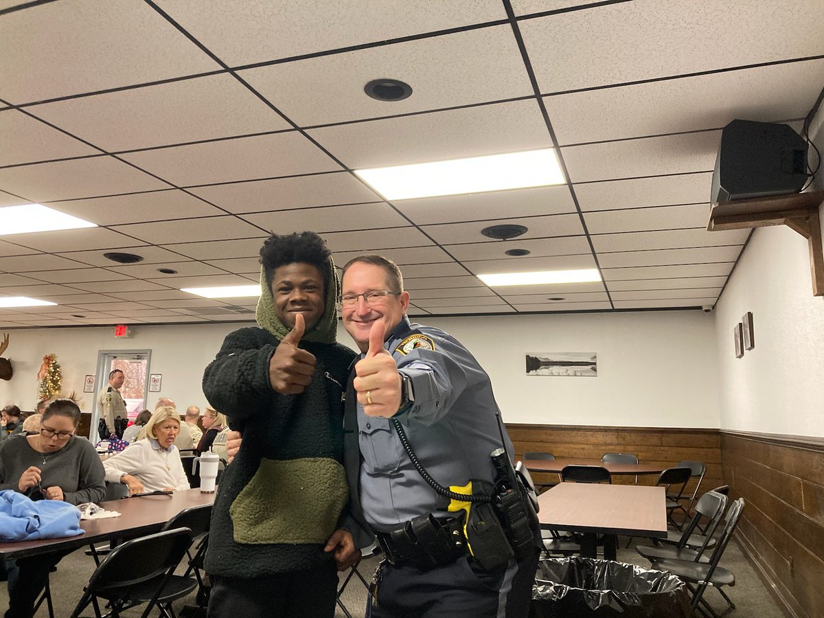 PrincipalMizell's tweet photo. Our School  Resource Officer is just amazing!   We appreciate you, Officer Miller!  #shopwithacop @ElkoMiddle @HenricoSchools @HenricoPolice https://t.co/ZlasIHcgc7