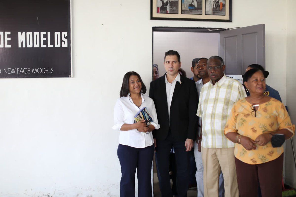 La ministra <a href="/gisygonzalez/">Giselle González Villarrué</a> recorrió la biblioteca Mateo Iturralde de Colón atendiendo invitación de la @apedecolon y del Comite Pro- Rescate de este espacio cultural confirmado por vecinos, estudiantes, docentes interesados por elevar la cultura de su provincia.