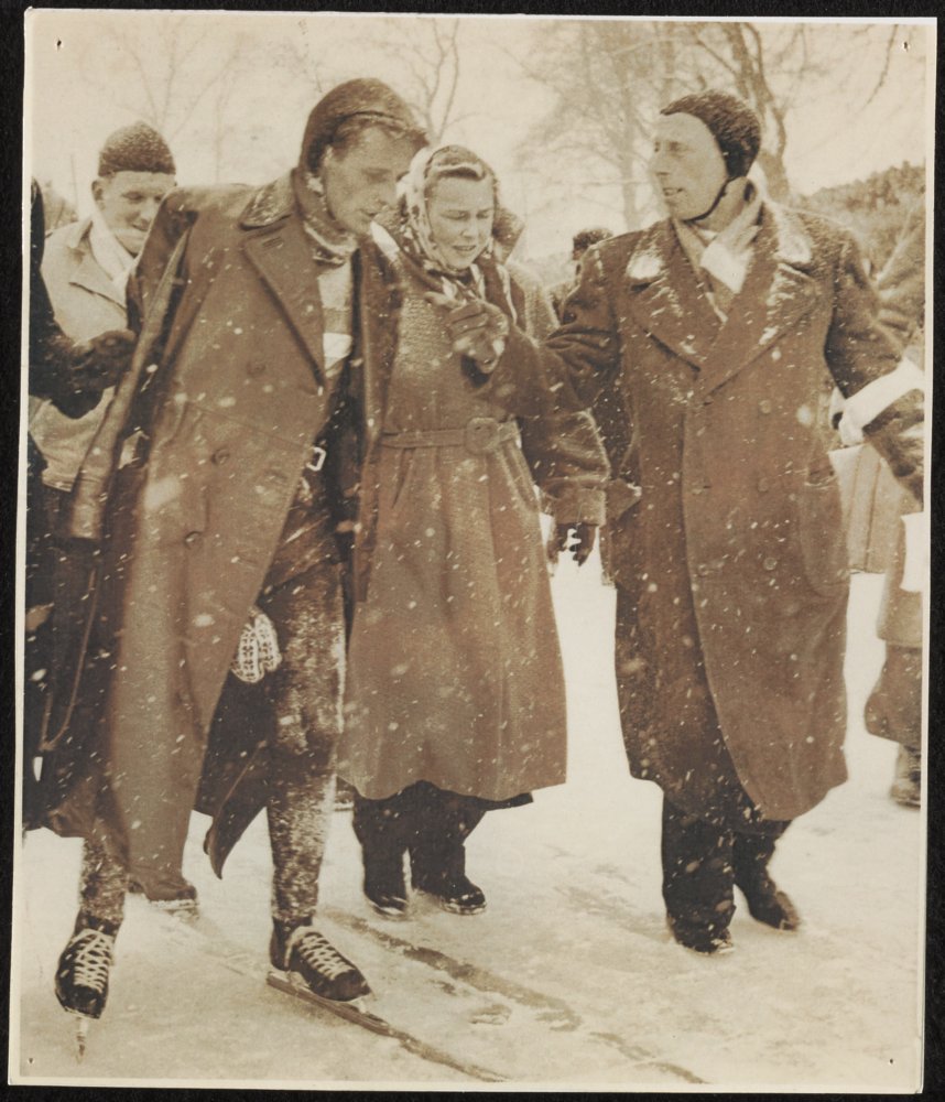 Winter 1956, Elfstedentocht: 
In de biografie over Jeen van den Berg: 
'Bijna zestig kilometer had hij solo gereden. Bij de eindstreep wachtte er een verrassing......' #schaatsen  #natuurijs #winter