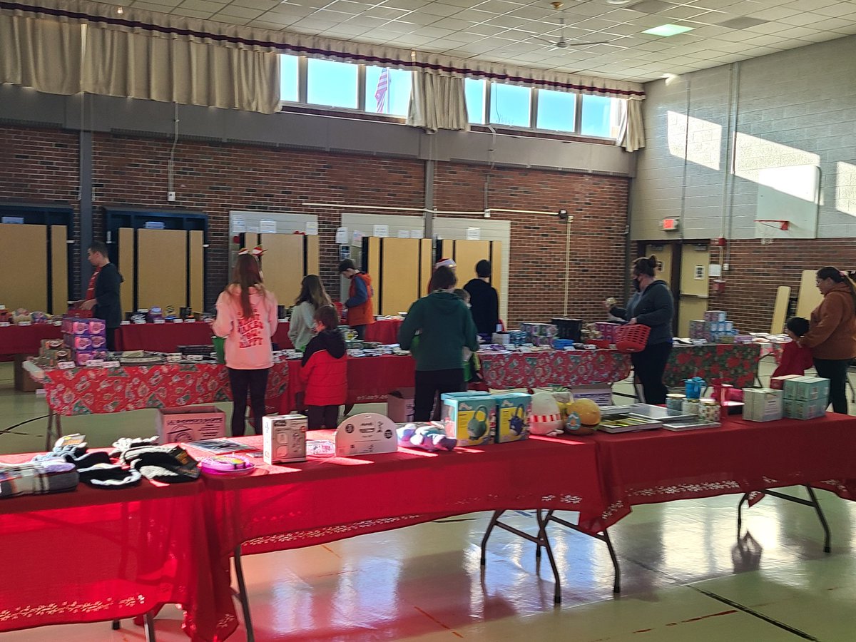 The Holiday Shop is on til 1pm today at Van Derveer!
Thank you <a href="/VilleEdAssocia1/">Somerville Education Association</a> for the donation of crafts!
#allin4theville <a href="/MsFrevertVDV/">Lindsay Frevert</a>