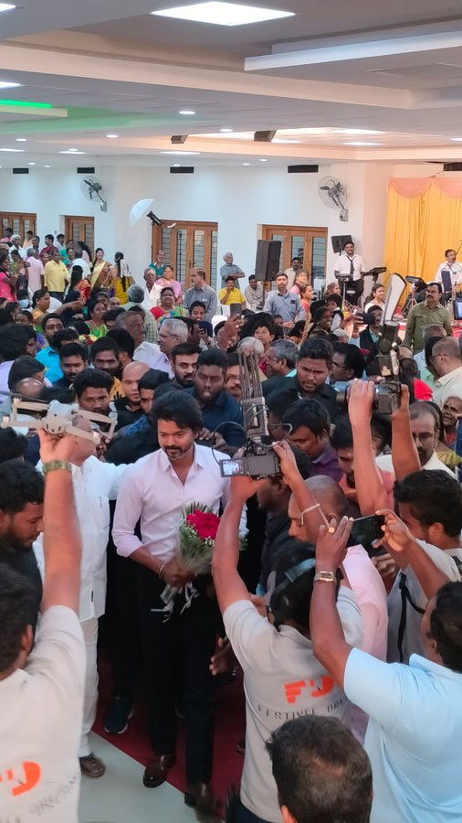sachien_kannan's tweet photo. #ThalapathyVijay𓃵 ❤️
Handsome hunk 🤩
#Beaat #Varisu @actorvijay https://t.co/Cc76GhyiJC