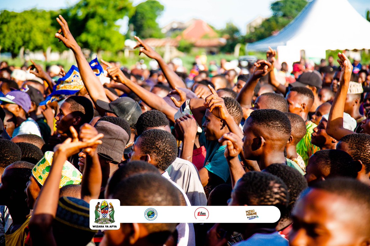 EfmTanzania's tweet photo. KWA HERI JUA KARIBU USIKU MNENE WENYE VIBE MWANZO MWISHO
Hayakuzaliwa MAPENZI tu Tanga burudani imezaliwa huku pia. Hawakai chini Waswahili kwenye shughuli yao walianza na jua kali wanasema wapo hadi usiku mnene.
@elimuyaafya
#MzikiMneneTanga22 #UjanjaKuchanja #BegaKwaBega https://t.co/sxpAPdb4Ge