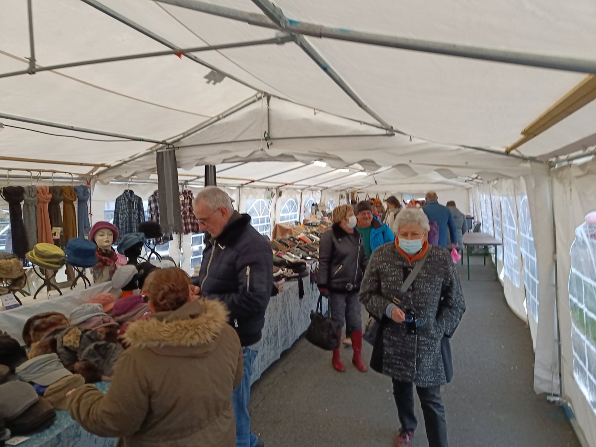 TeddyVaury's tweet photo. #Angerville #Essonne ce week-end à la salle Guy-Bonin c'est le marché de Noël. Sans aucun doute le plus beau marché de Noël associatif du Sud-Essonne. 82 exposants sont au rendez-vous avec des tonnes d'idées cadeaux à découvrir. Et le Père Noël est là aussi ! https://t.co/CKHyvQXwEk