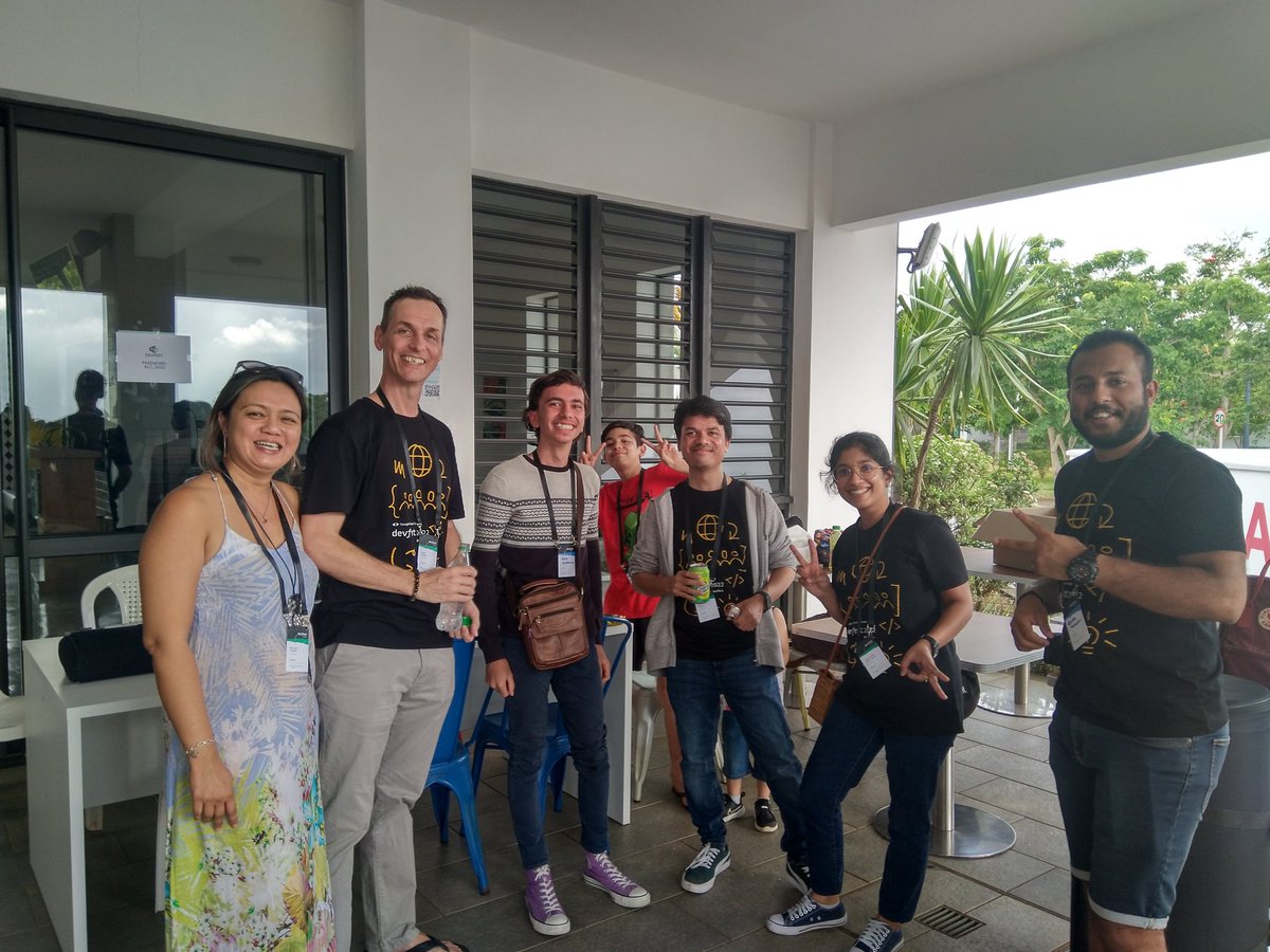 Alex_with_a_B's tweet image. #DevFest #DevFest2022 #DevFestMu
Some highlights from the day! It was so amazing! I had so much fun with the vast range of topics talked about today.

Also, I got a picture with the core crew :D