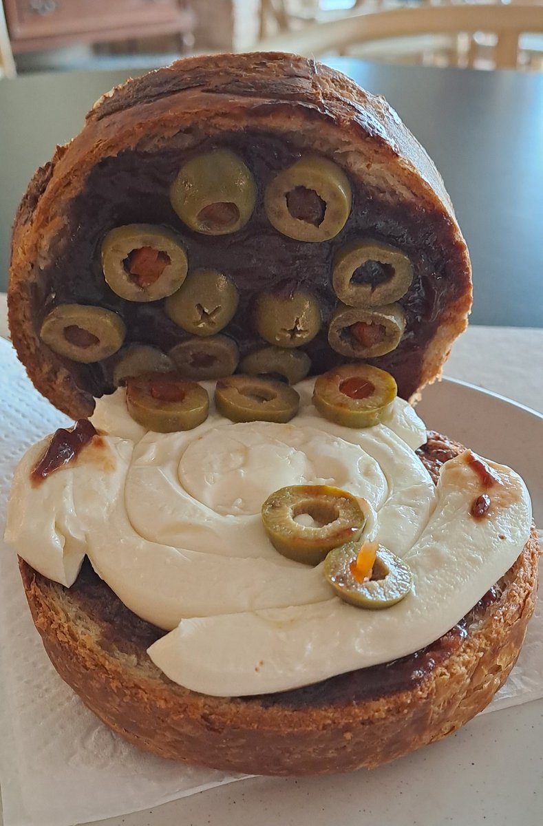 GastroValencia's tweet photo. Estas últimas dos semanas he disfrutado mucho mis desayunos y los ventanales de Le Goûter ( instagram: @le_gouter.vln) en especial el criollo con 3 arepitas asadas, y puedes pedirla con reina pepiada, hoy cerraré mi desayuno con una locura: pan, queso crema, mermelada y aceituna https://t.co/0H4vp7tzmg