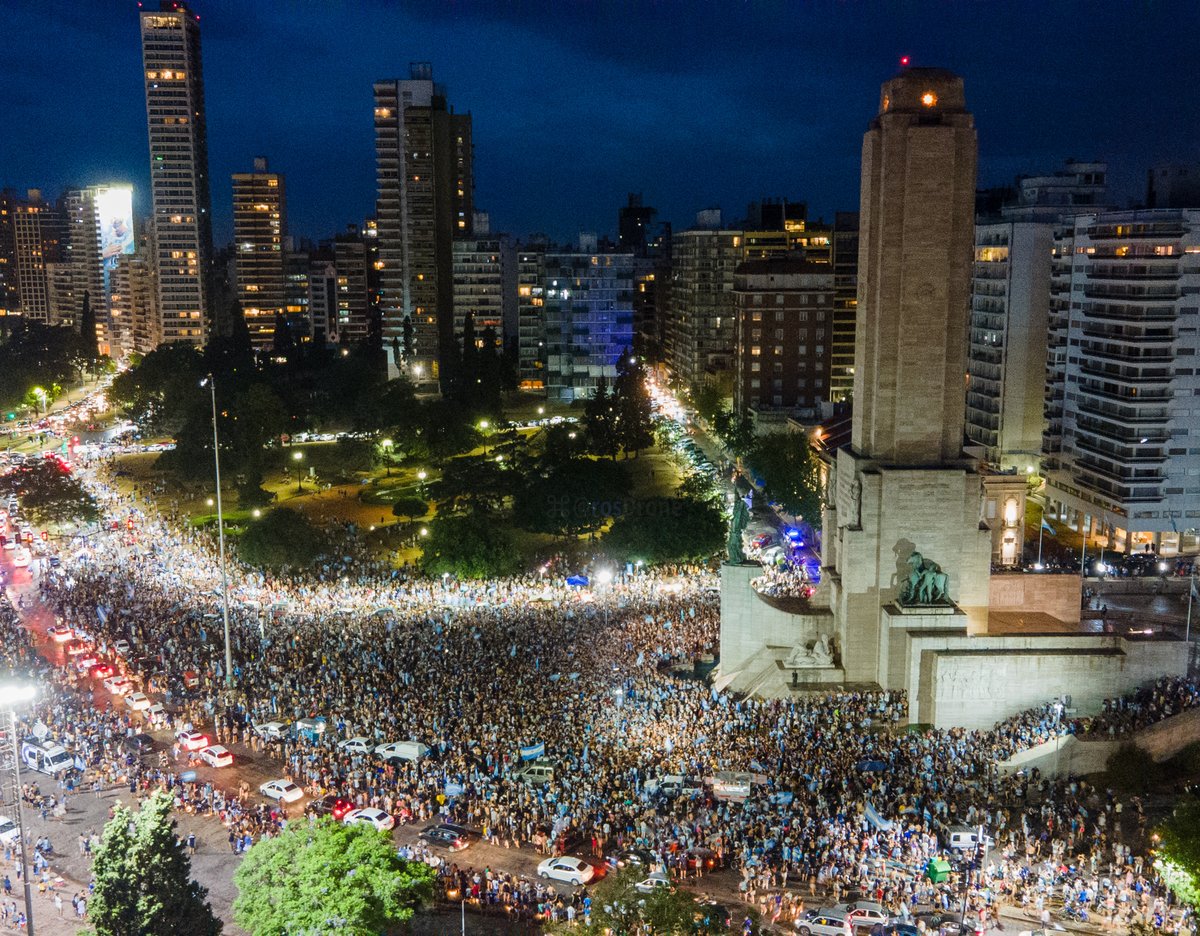 Rosariotres's tweet photo. ¡ALUCINANTE! 🤩

La postal del festejo de los hinchas anoche en el Monumentos tras el pase a semifinales 🇦🇷 

📸: @rosdrone 
https://t.co/XxsV7M8hcf
#rosario3 https://t.co/TqfAB2uiMl