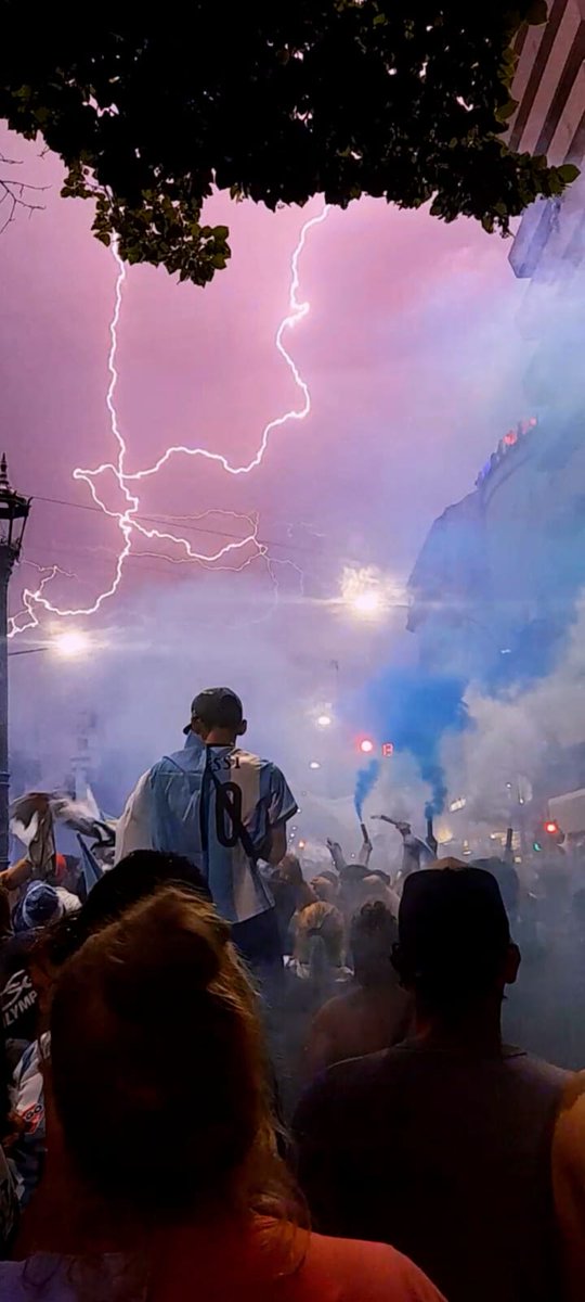 Anoche en La Plata, esquina de 7 y 50.

La foto es de una amiga que no tiene tuiter.