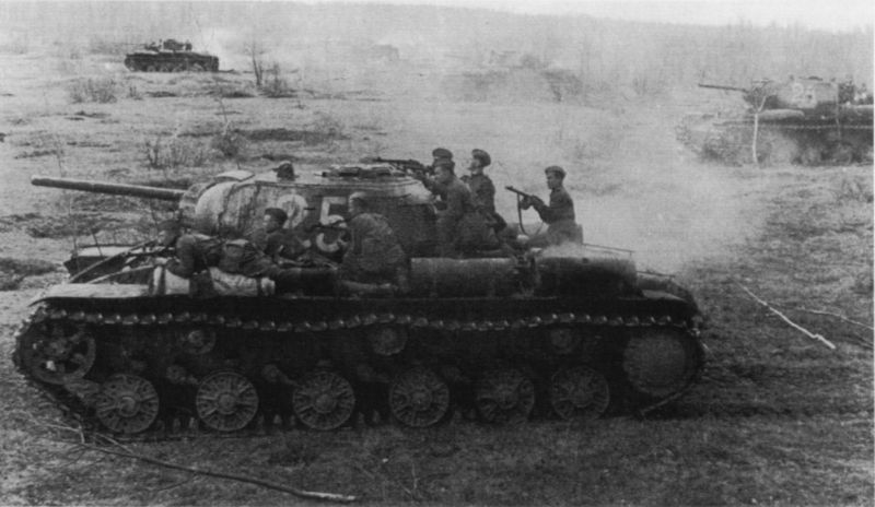 Tank_Archives's tweet photo. #OTD in 1942 infantry handrails were added to the KV-1S tank. Combined with the tank's large size, this allowed it to carry up to 15 riders to battle. #tanks #history #WW2 https://t.co/F954xxPaeA