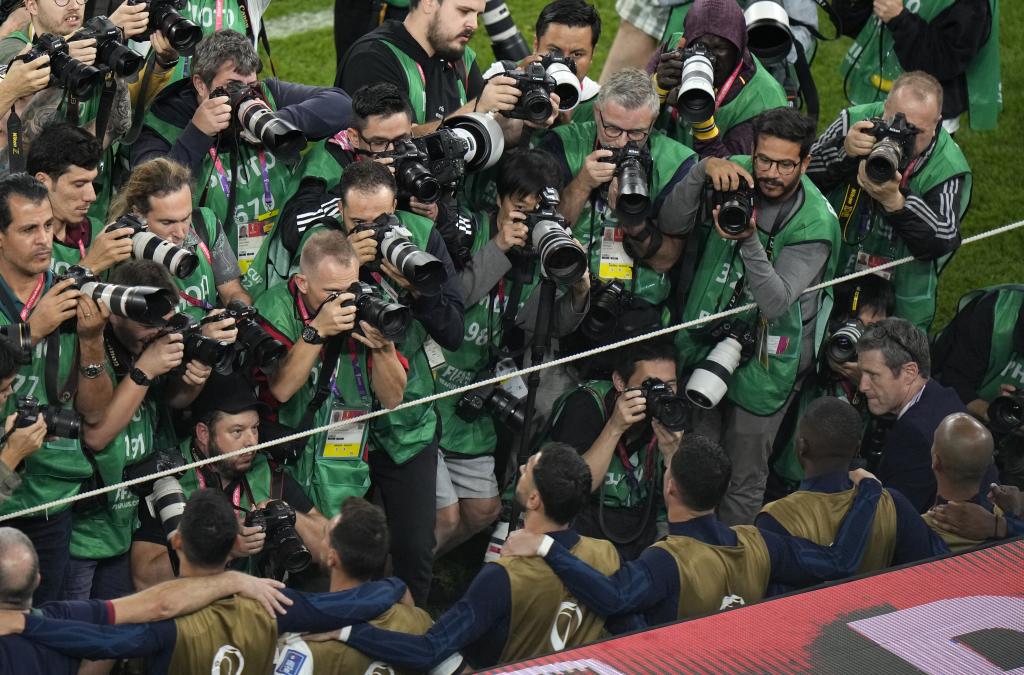 marca's tweet photo. #Qatar2022 #MAR 🆚 #POR 

📸 Todos quieren la foto: Cristiano, de nuevo suplente https://t.co/XOeimA4Dnx