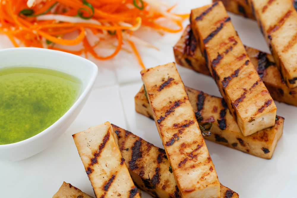 Er zijn heel wat soorten tofu. Tofu lijkt best op kaas, niet alleen vanwege de manier waarop het gemaakt wordt, maar ook hoe het product eruit ziet. Je vindt, net als bij kaas, tofu in alle mogelijke variaties, van hard tot zacht. #tofu #mythaitaste ow.ly/S0Pt50M034v