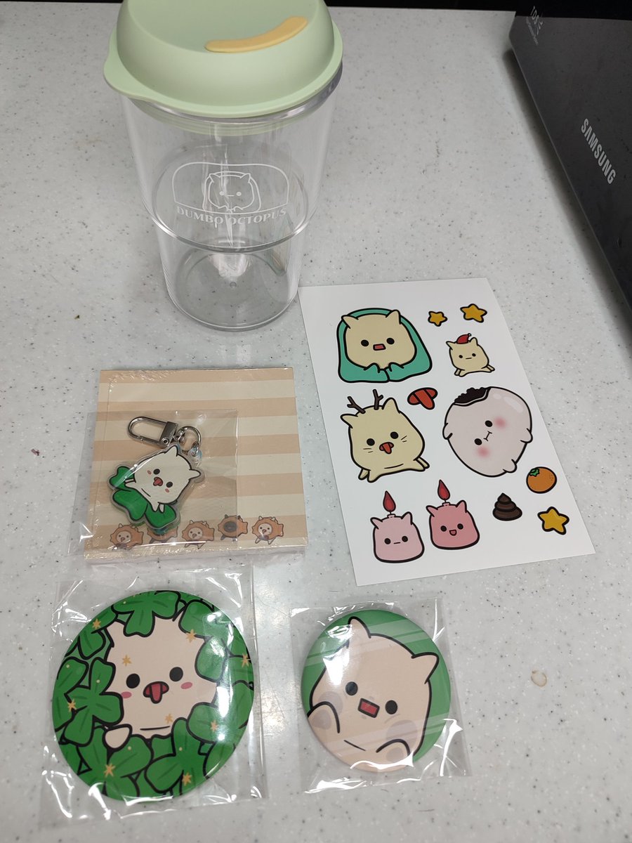 <a href="/Kr_hideer/">하디 | HIDEER</a> 작가님의 굿즈를 선물 받았습니다. 홀더 분들께 뿌리신 듯 한데.. 이러면 남는게 없는거 아녜용? ㅜㅜ

감사히 잘 쓰겠습니다 😍😍👍🏻👍🏻👍🏻👍🏻