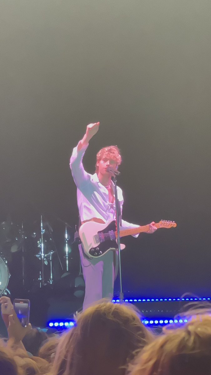 cherryxlrh's tweet photo. luke hemmings will be the death of me😭😭 #TakeMyHandSydney2 https://t.co/NLL5lelpDJ