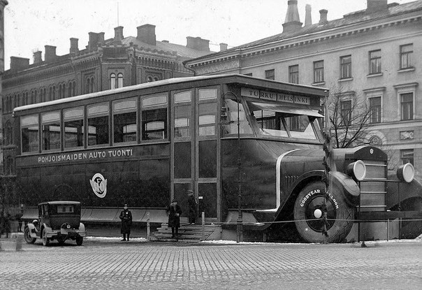 Финляндия. 1927 год. 
Хельсинки. Автосалон, стилизованный под огромный автобус.