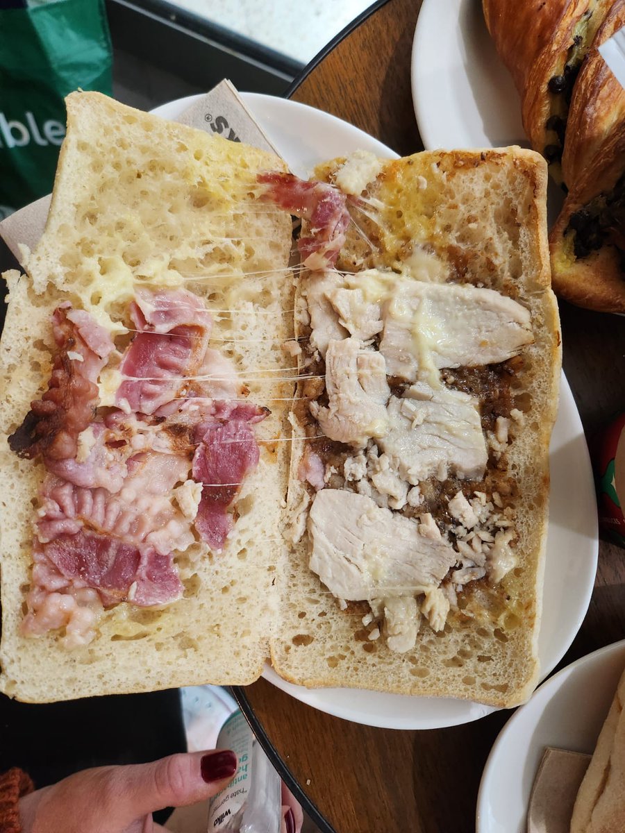 lahorna's tweet photo. @StarbucksUK This is what you charge nearly a tenner for! #joke #embarrassing #wherestherest #daylightrobbery https://t.co/0WzB7v7LQW